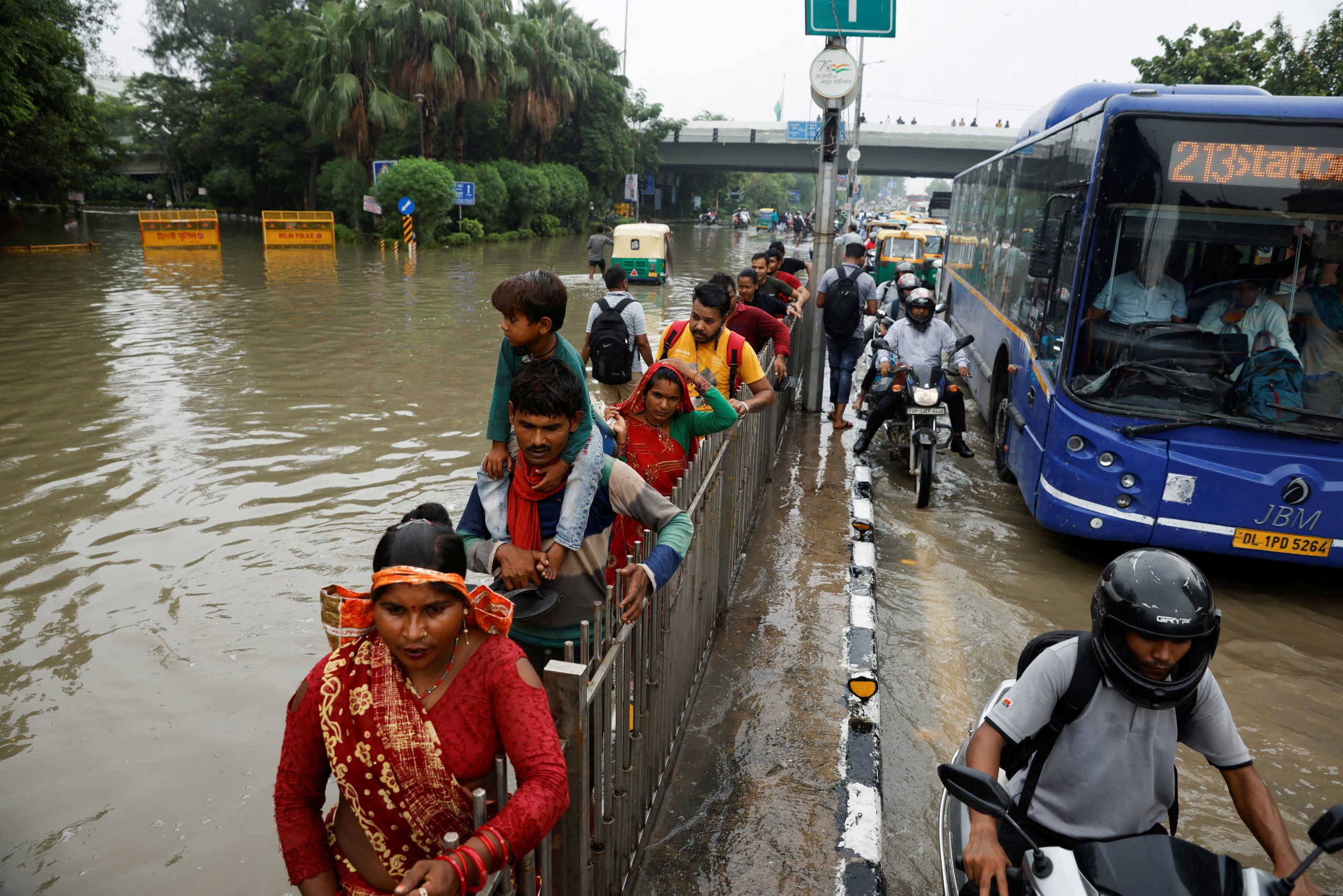 В Дели эвакуировано почти 24 тысячи людей из-за переполнения реки